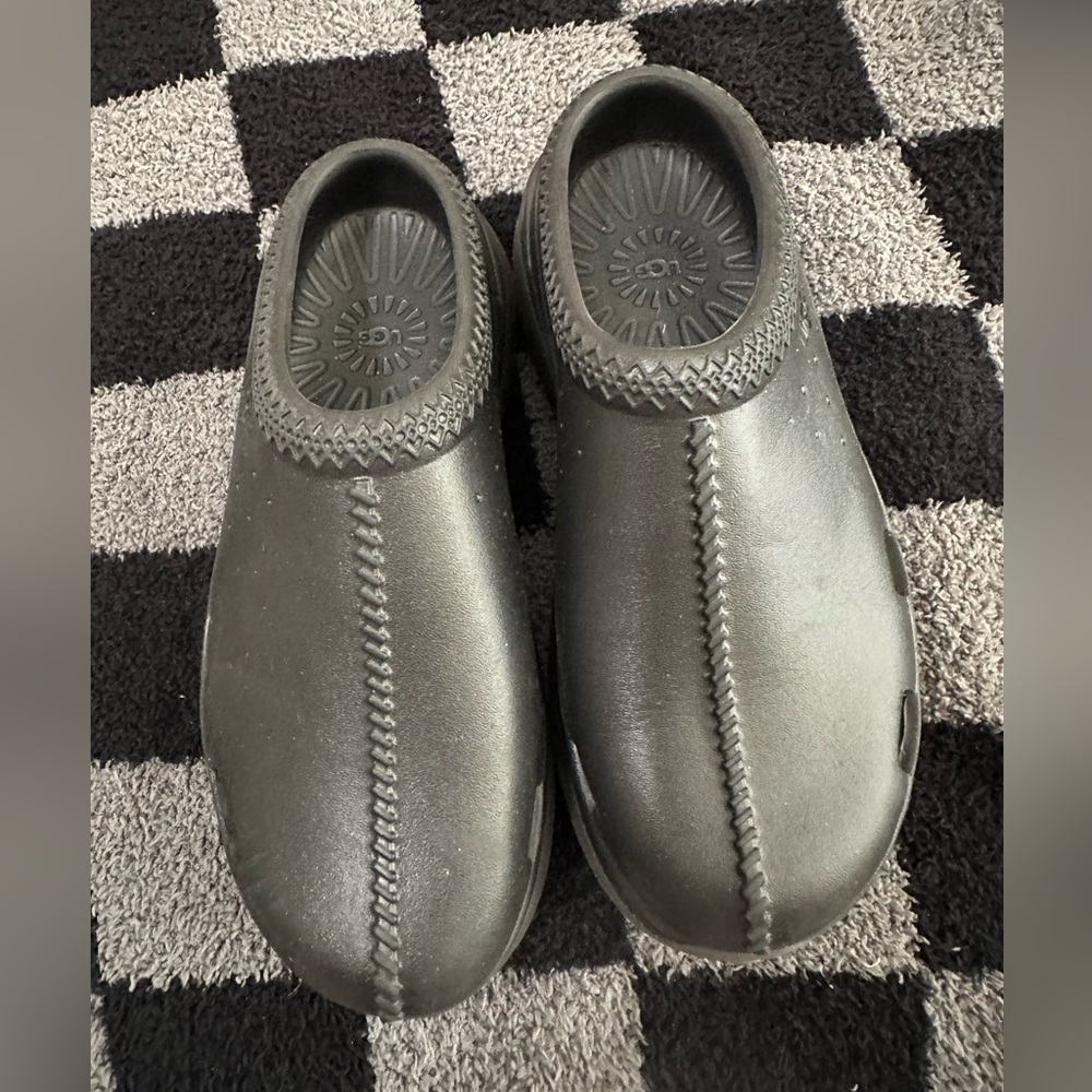 Ugg youth Black Slip-On Comfort Clogs size 2